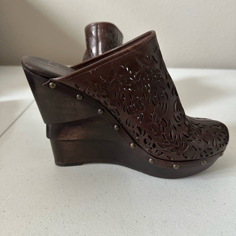 Women’s brown clogs